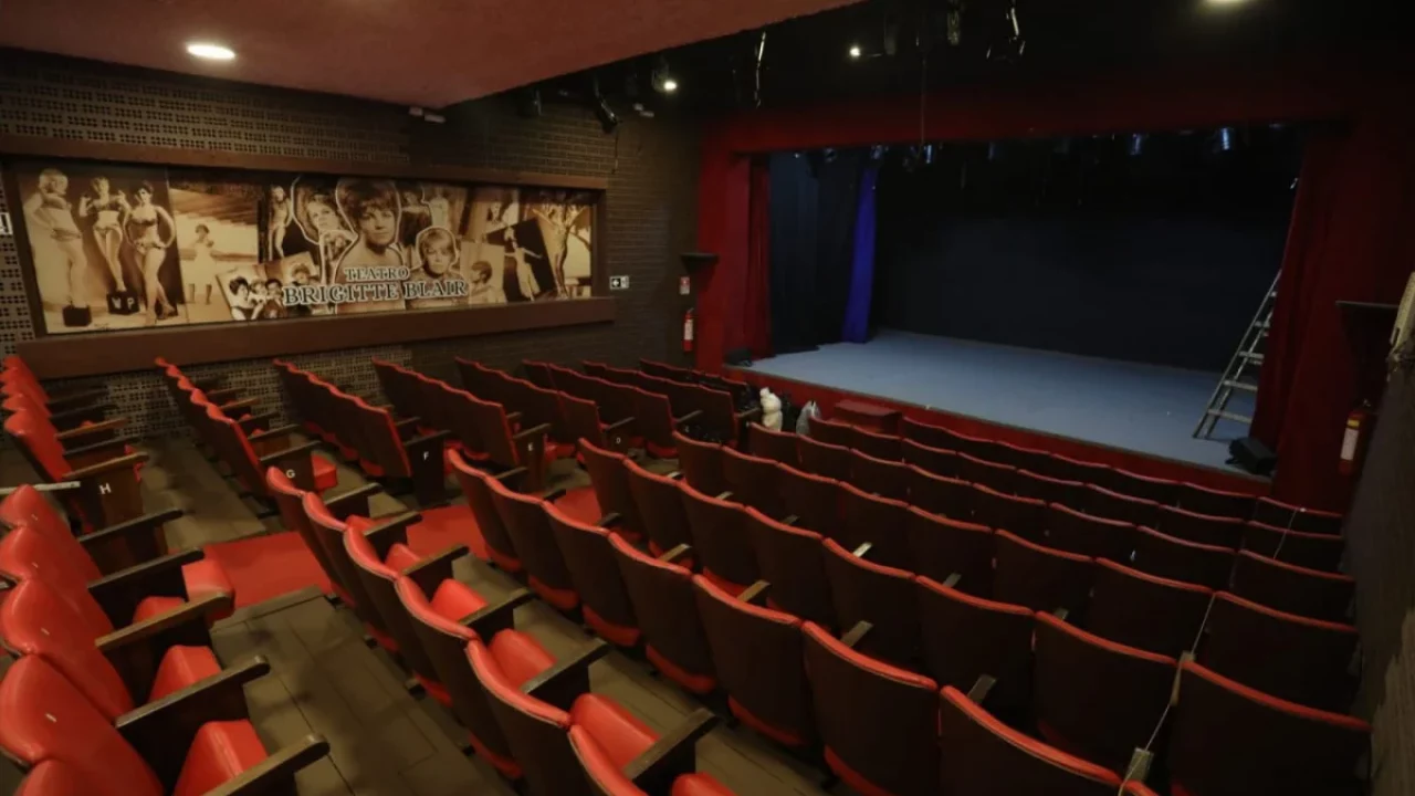 TEATRO BRIGITTE BLAIR REABRE EM COPACABANA APÓS DOIS ANOS Cobertura