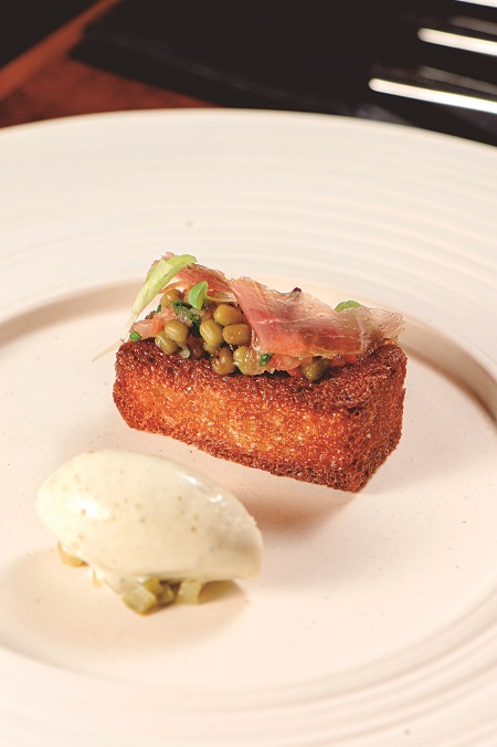 Brioche tostado, vinagrete de feijão verde, pato defumado e gelato de cornichon