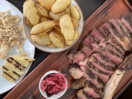 Tomahawk, papas souflé, farofa e palmito: preferidos